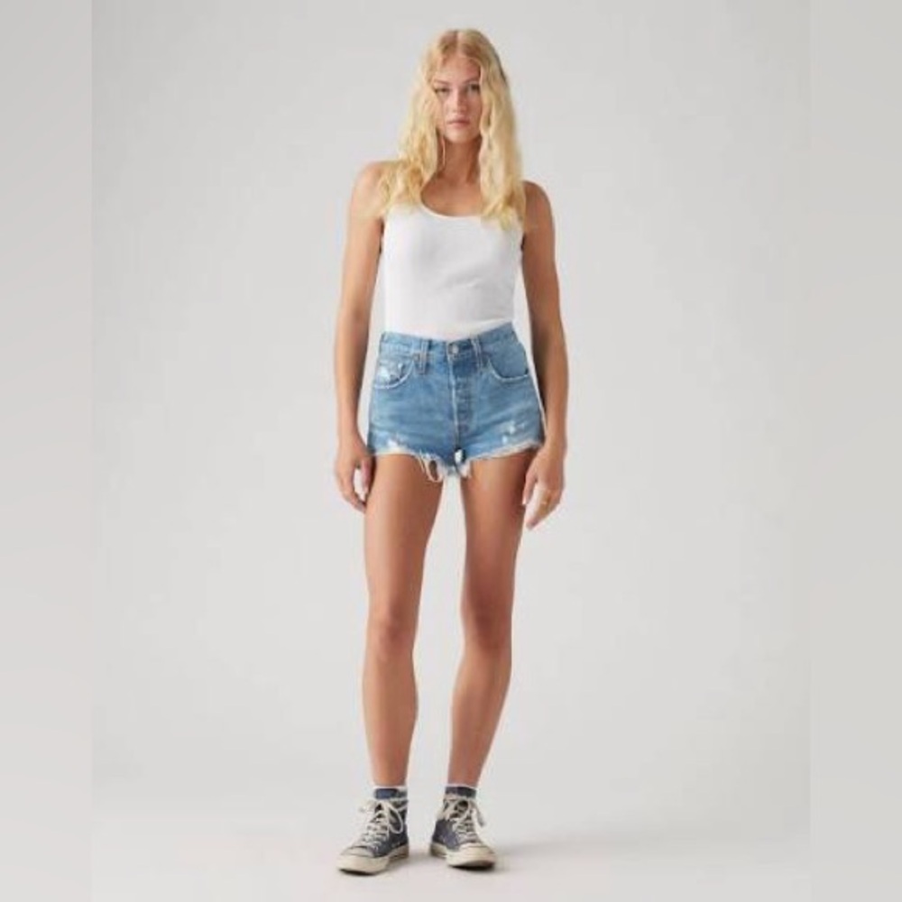 LEVI JEAN SHORTS!